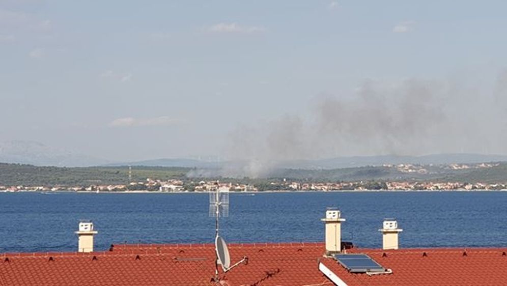 Požar u Sukošanu, gori borova šuma (Foto: Čitateljica)