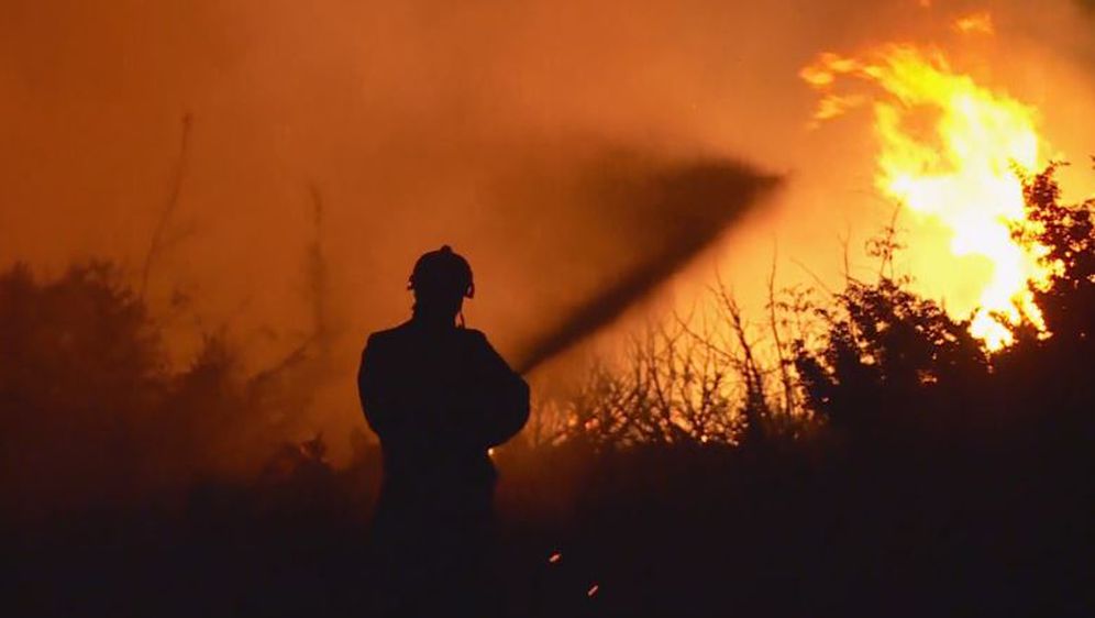 Vatrogasac gasi požar kraj Šibenika (Foto: Dnevnik.hr)