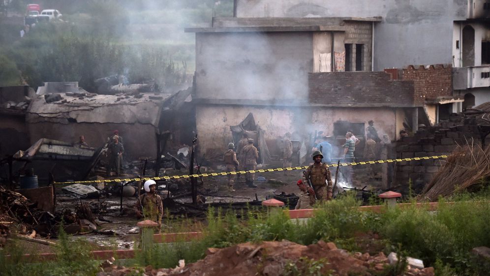 Više ljudi stradalo u padu vojnog zrakoplova u Pakistanu (Foto: AFP)