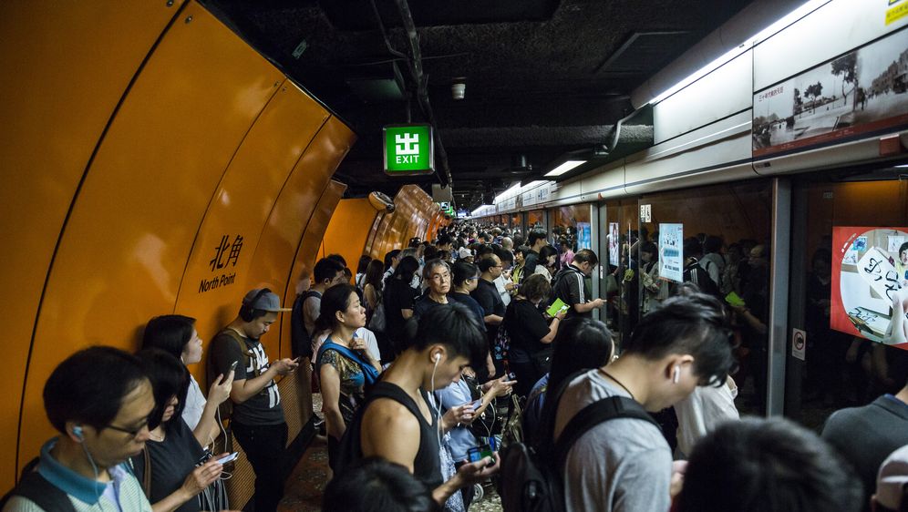 Prosvjednici u Hong Kongu blokirali željezničke postaje (Foto: AFP)