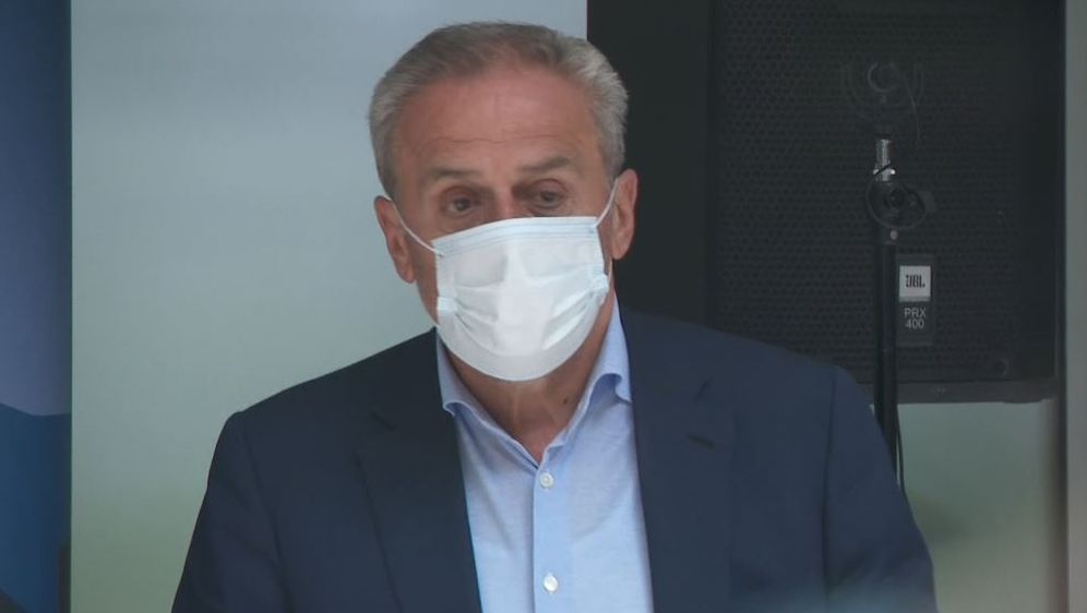 Milan Bandić nosi masku naopako