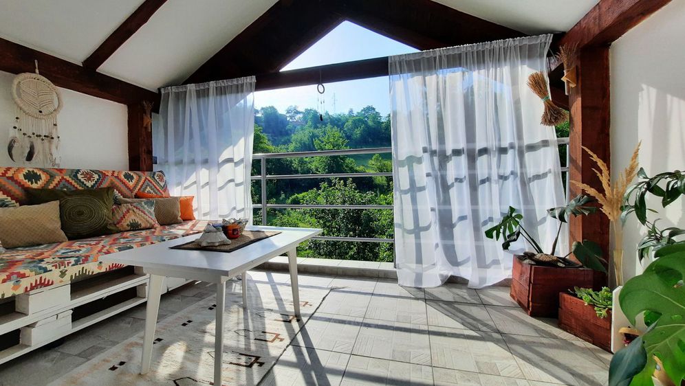 Potkrovlje obiteljske kuće u Zenici uređeno je u savršenu ljetnu oazu s pogledom na zelenu prirodu