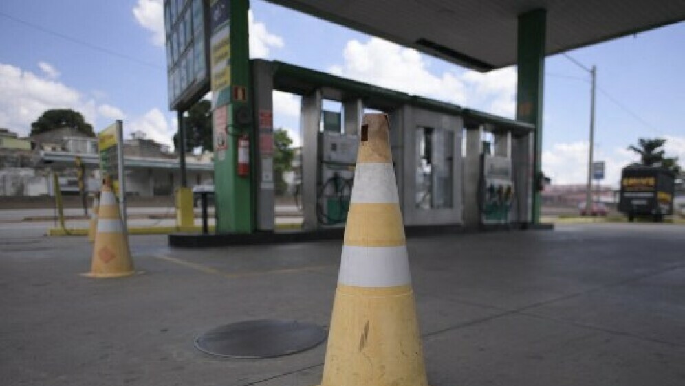 Zatvorena benzinska postaja, Ilustracija