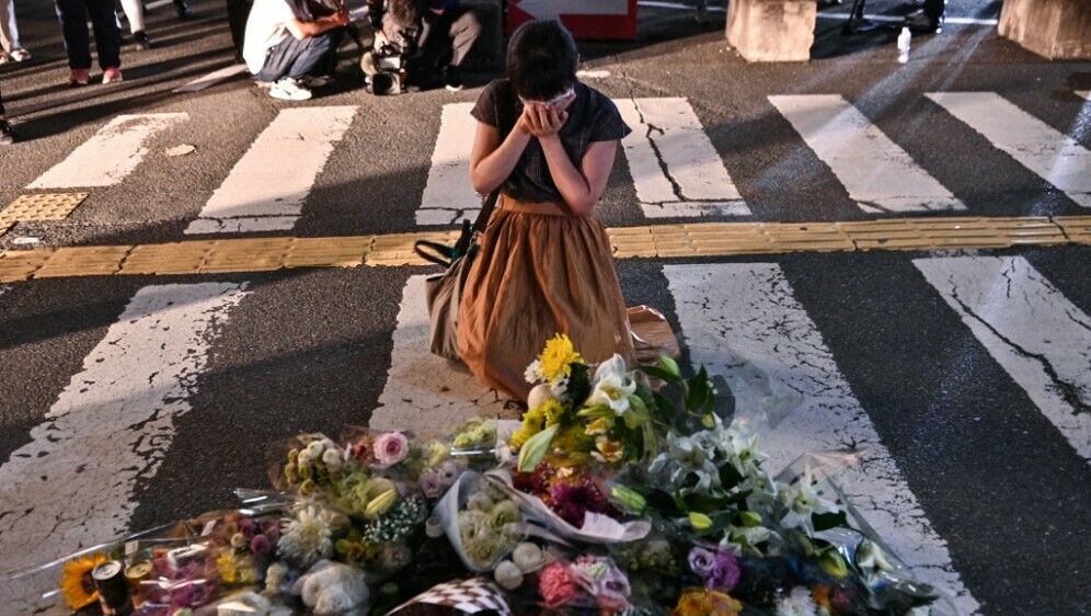 Ljudi ostavljaju cvijeće na mjestu gdje je ubiijen Shinzo Abe