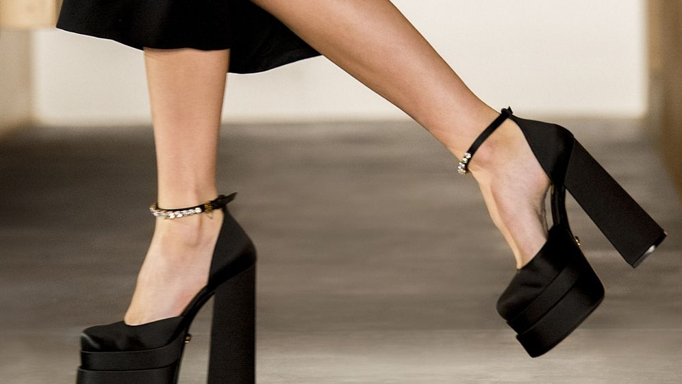 Versace je predstavio svoje vrtoglave platforme na Milanskom tjednu mode 2021. godine