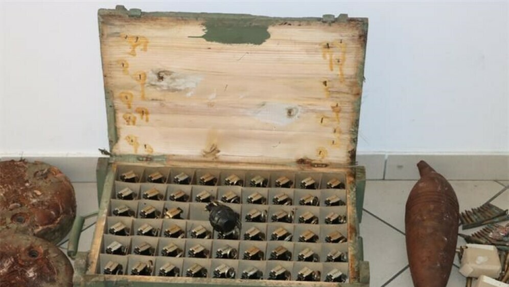 Policija otkrila hrpu oružja - 1