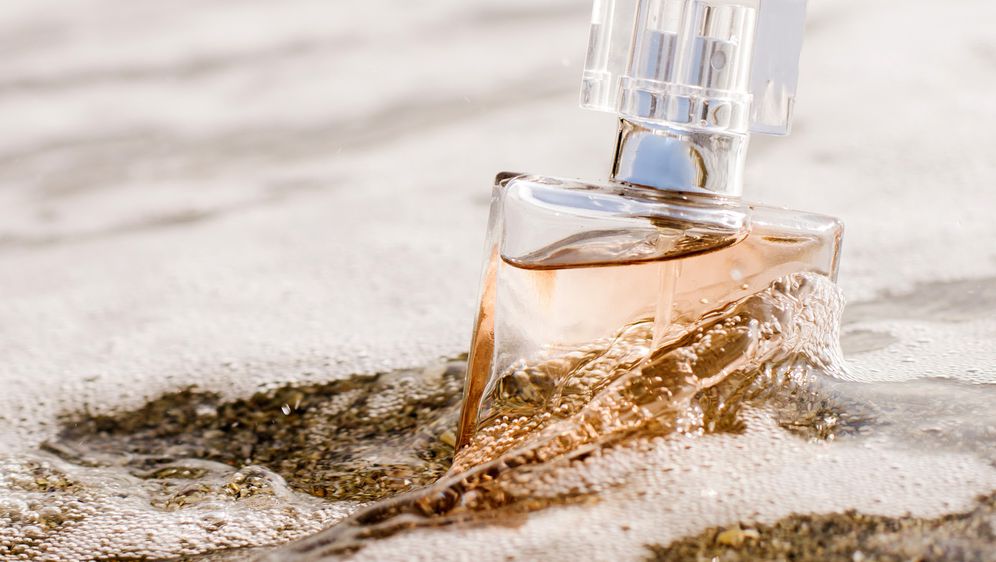 Ljetni parfem u pravilu su prozračniji od zimskih nota, sa zamamnim mirisima voća i tropskog svijeća