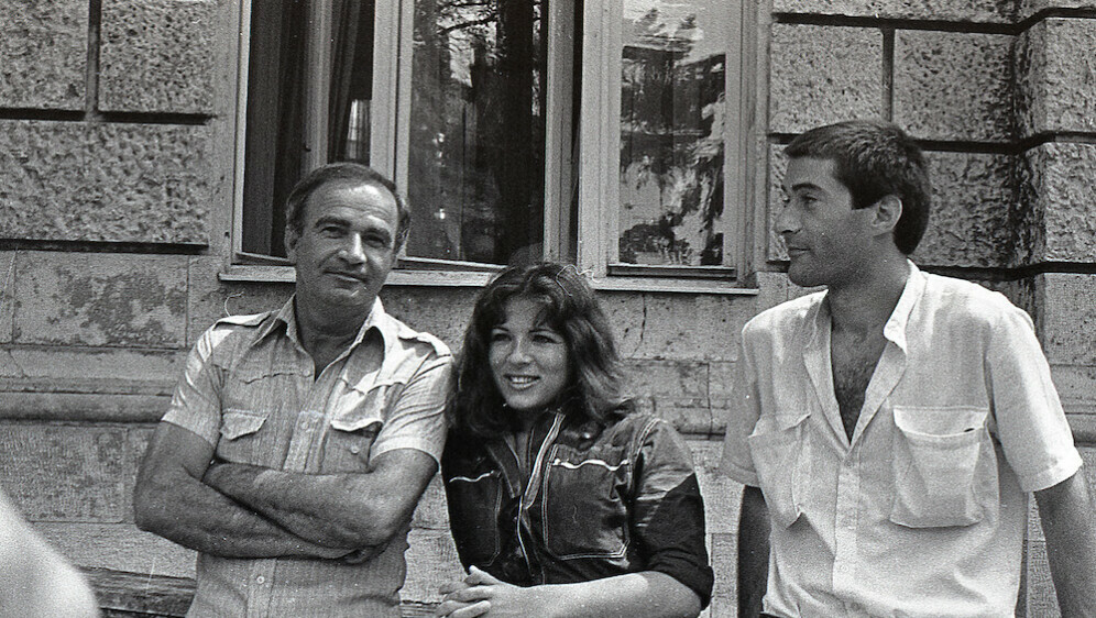 Bata Čengić, Mira Furlan i Mladen Nelević poziraju ispred festivalskog centra, 25. srpnja 1983