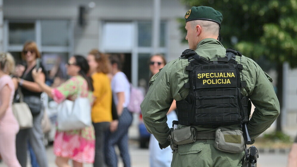 Prosvjedna šetnja dvjestotinjak pravosudnih djelatnika pored NSK-a - 1
