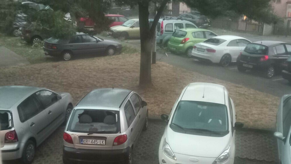 Razbijena stakla na automobilima