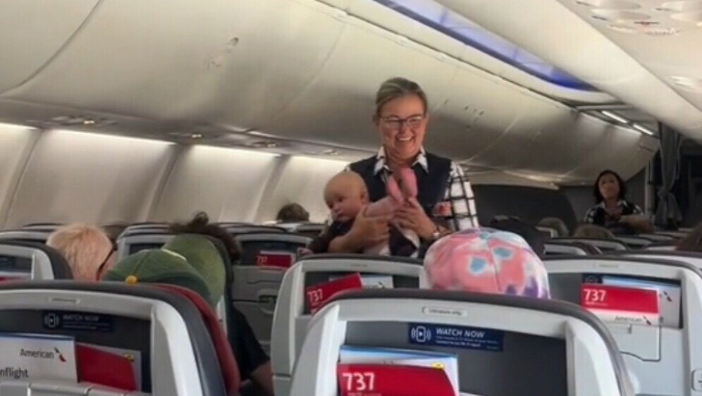 Stjuardesa i beba
