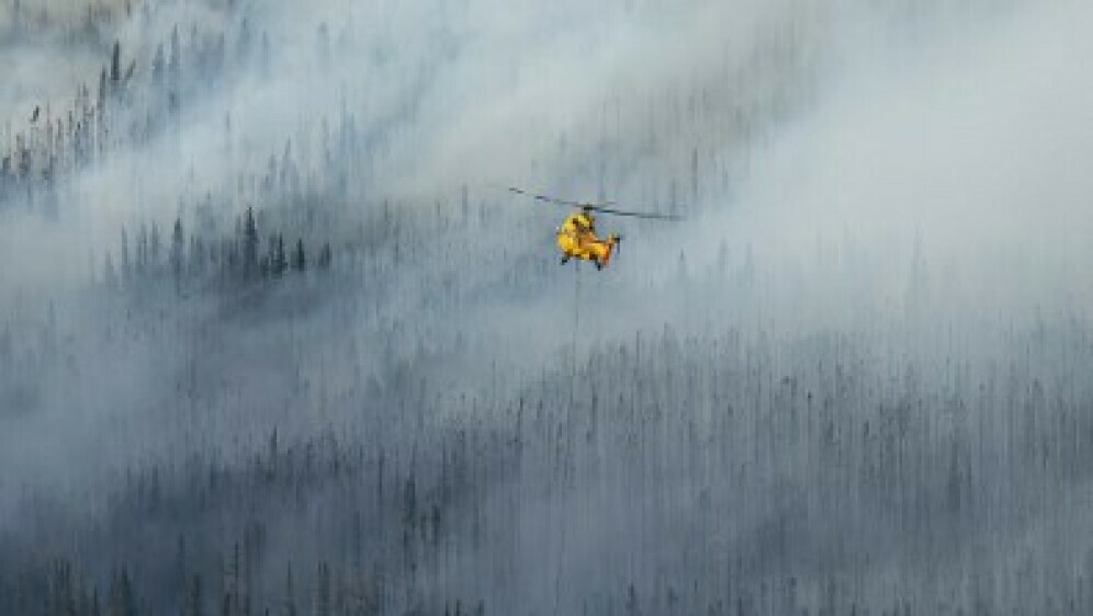 Helikopter u gašenju požara iznad Kanade