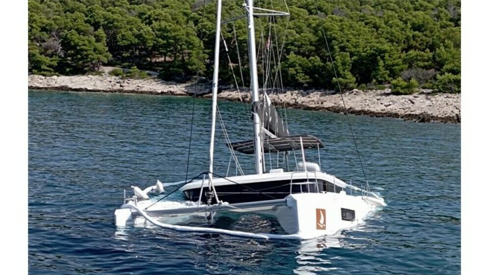 Katamaran djelomično potonuo