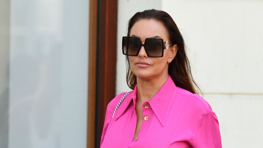 Zagrebačka street stylerica nosi ružičastu haljinu iz online trgovine Mona