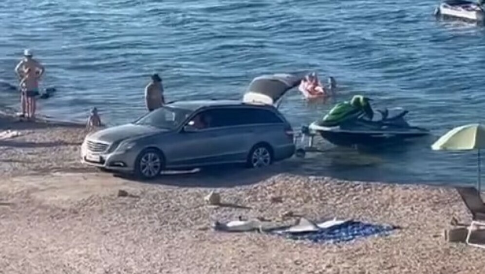 Mađarski turist autom ušao u more