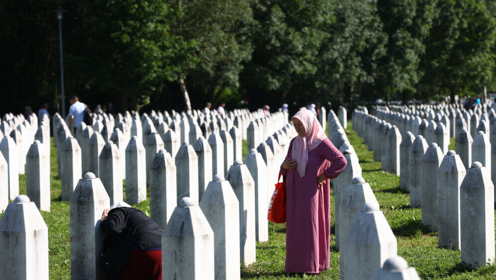 Obitelji žrtava sa Srebrenice posjećuju grobove