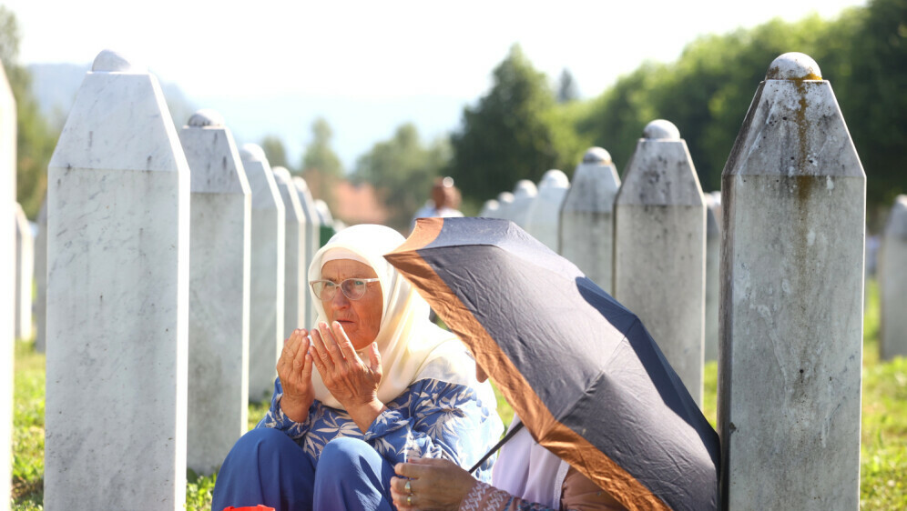 Obitelji žrtava sa Srebrenice posjećuju grobove