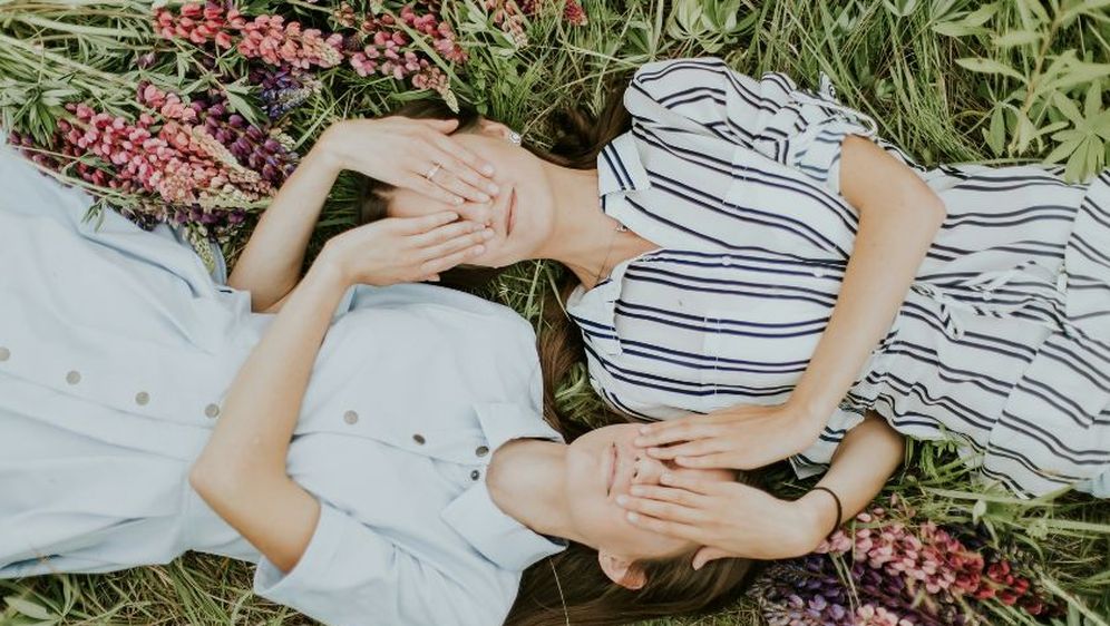 Djevojke pokrivaju oči