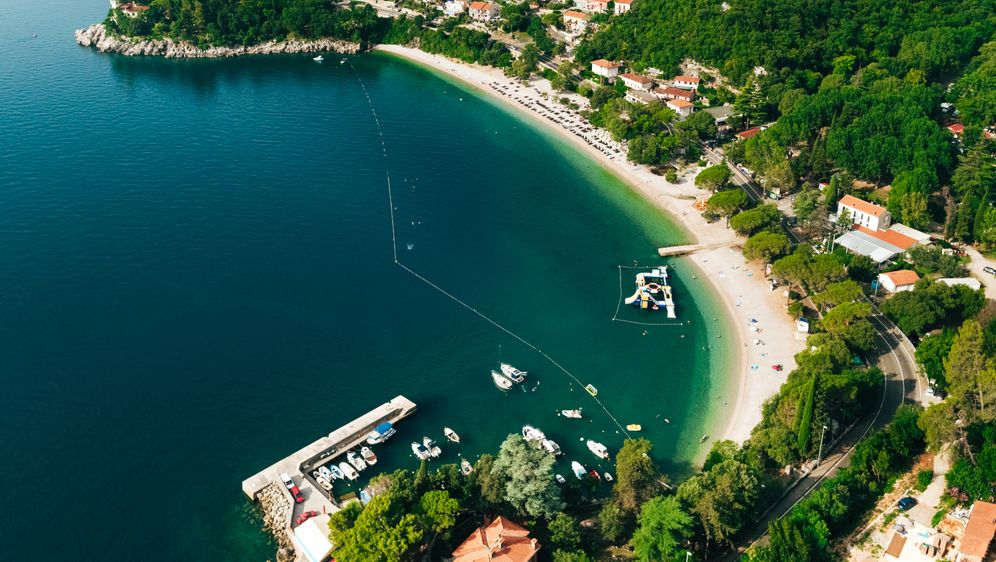 Plaža Medveja jedna je od najljepših plaža na Opatijskoj rivijeri i jedna od rijetkih prirodnih plaža na tom području