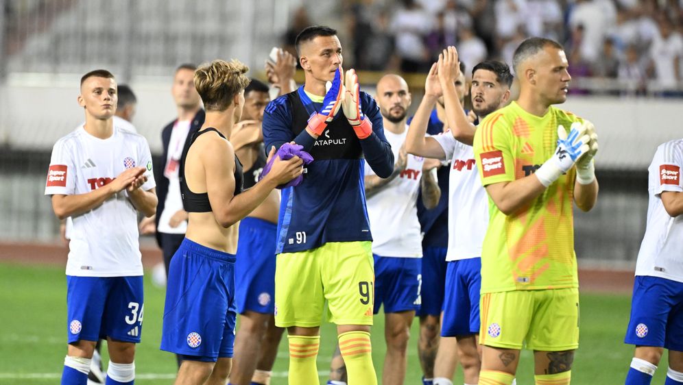 Igrači Hajduka pozdravljaju navijače