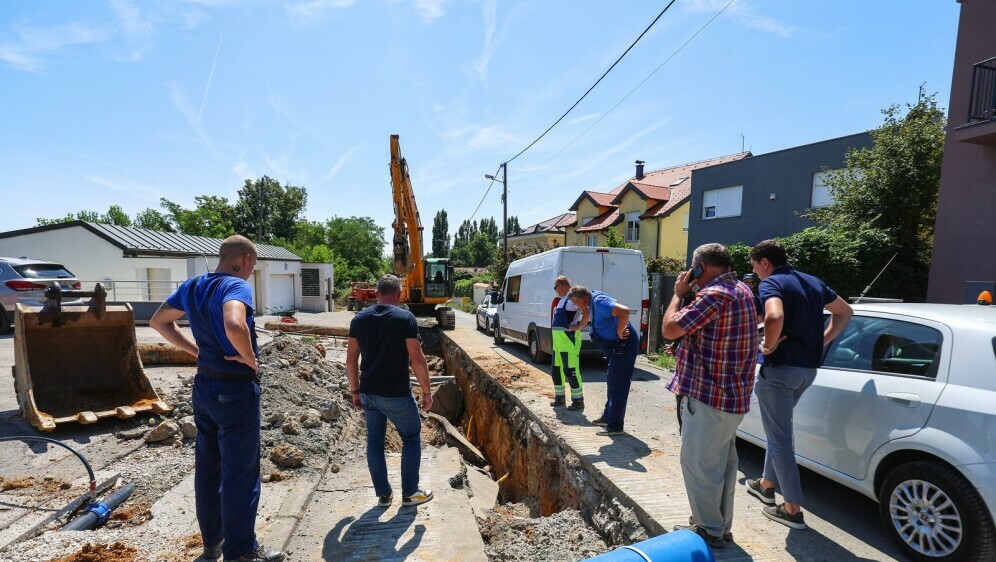 Dežurne službe spasile su dvoje radnika koji su ostali zatrpani na gradilištu - 2