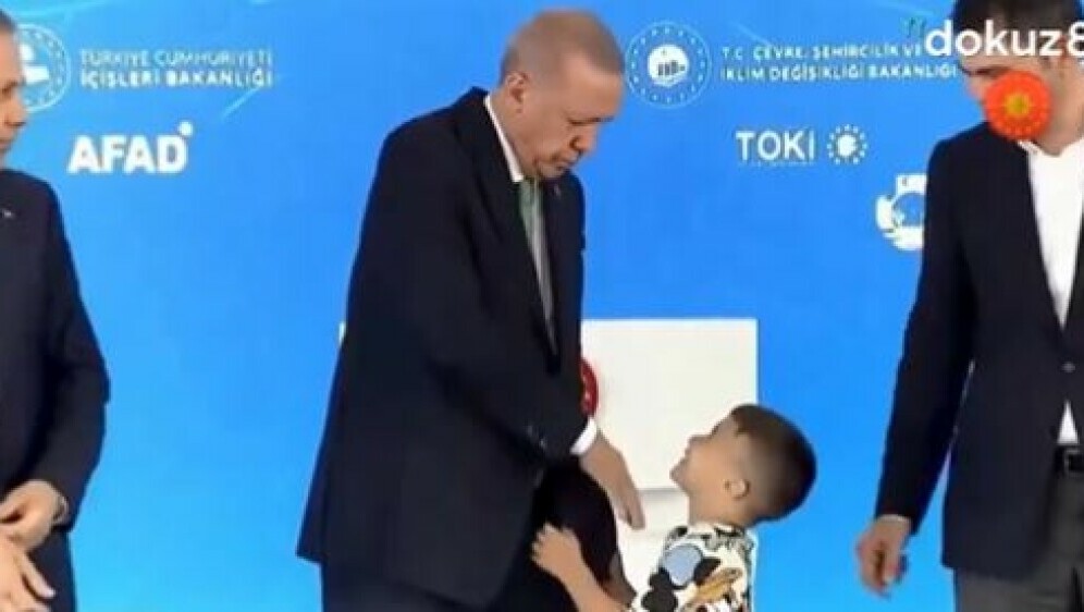 Erdogan lagano ošamario dječaka