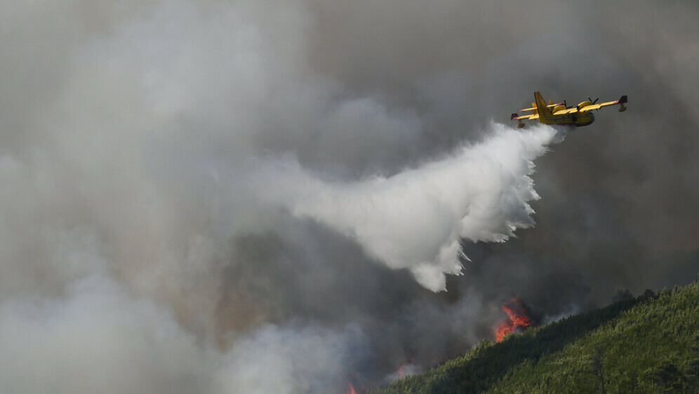 Vatrogasci i kanaderi gase veliki šumski požar u zaleđu Skradina