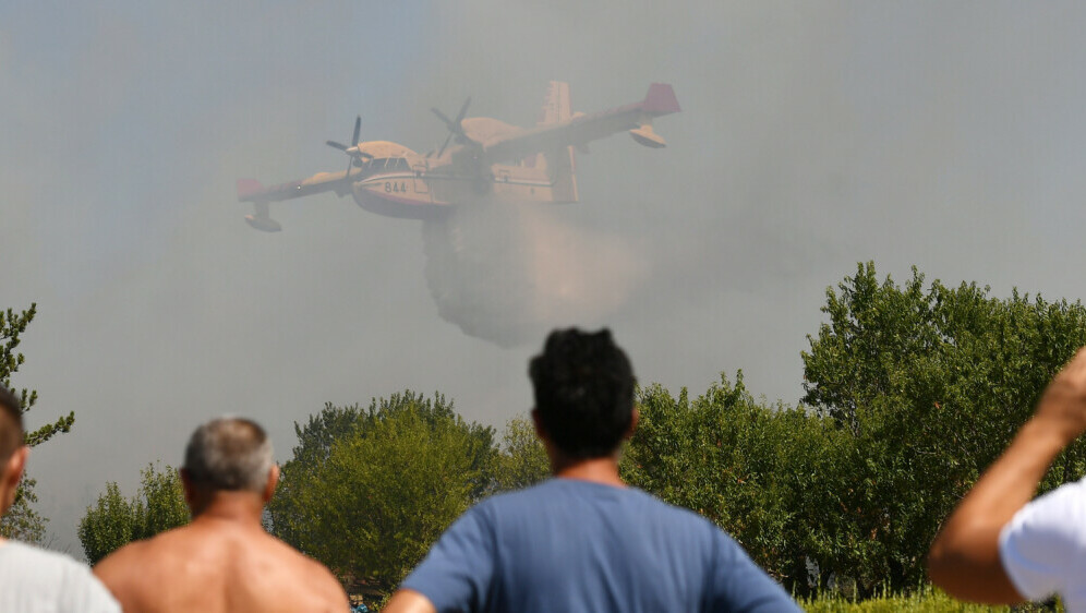 Vatrogasci i kanaderi gase veliki požar u zaleđu Skradina koji je prešao i u selo Bratiškovci - 2