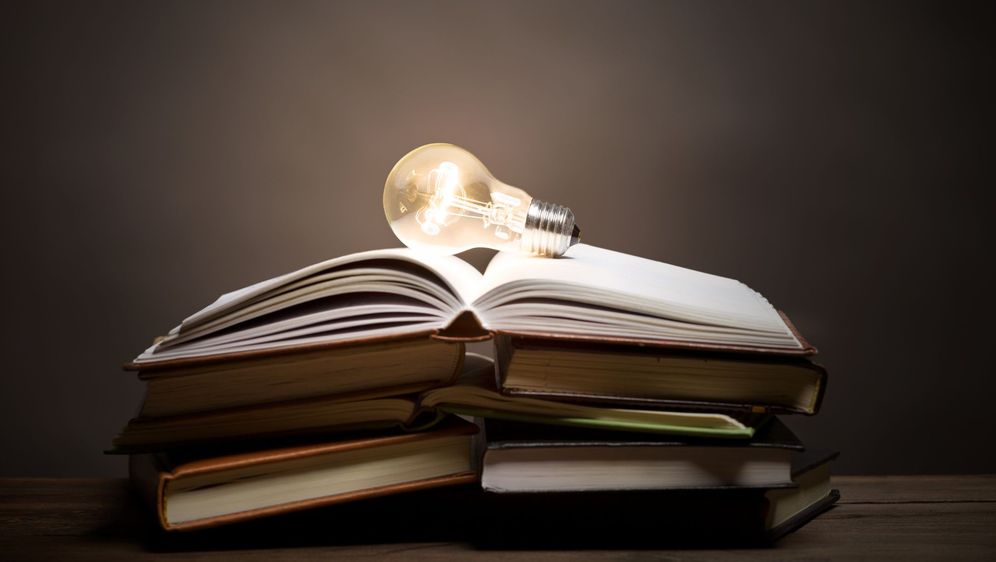 Knjige i žarulja na vrhu