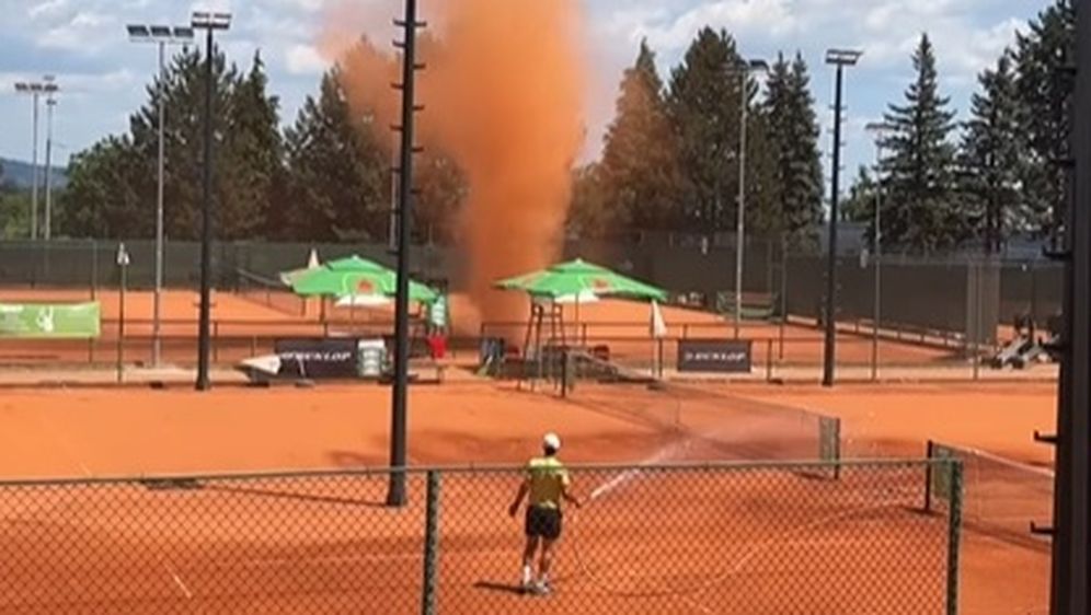 Prizor s teniskog terena