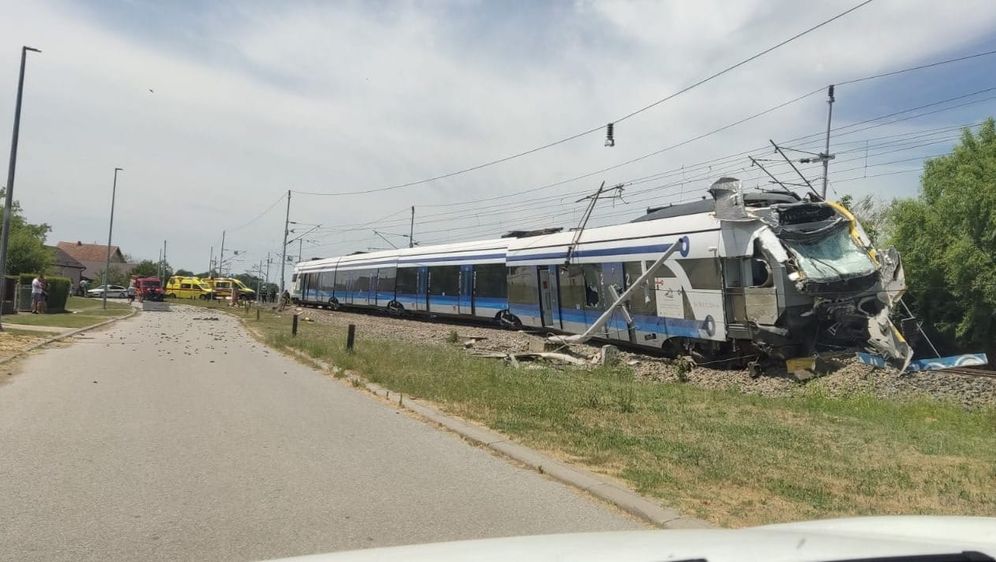 Vlak kod Slavonskog Broda udario u kamion - 1