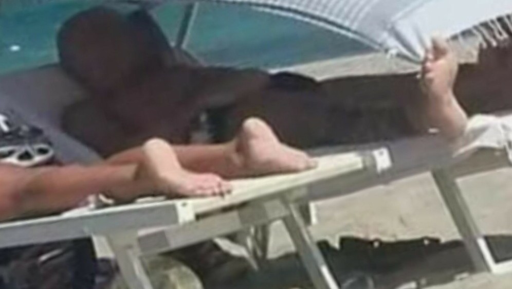 Muškarac u hladu na plaži