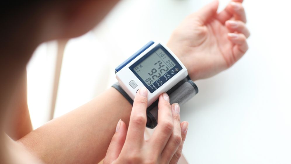 Žena mjeri krvni tlak