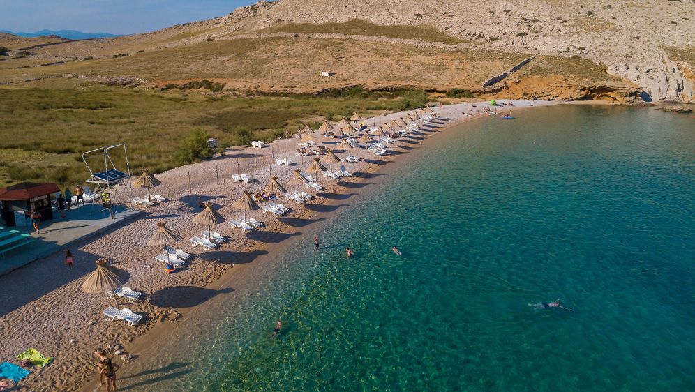 Uvala i plaža Vela luka kod Baške na otoku Krku