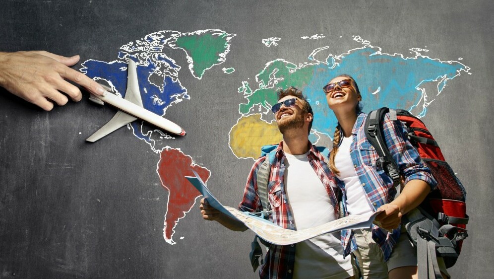 Karta svijeta i zrakoplov uz turiste