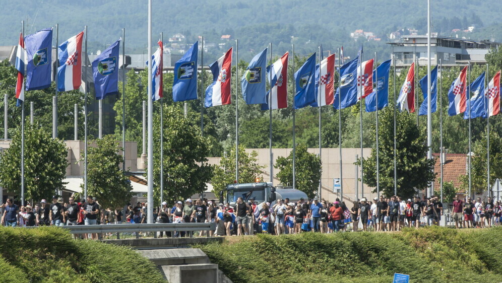 Rijeke ljudi slijevaju se prema Hipodromu