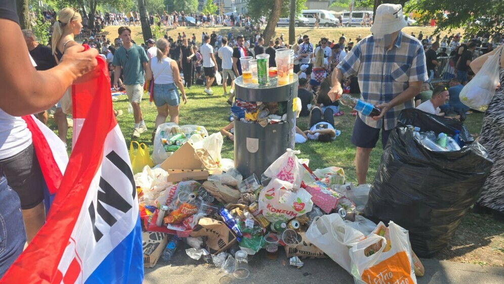 Stariji muškarac skuplja plastične boce na Bundeku