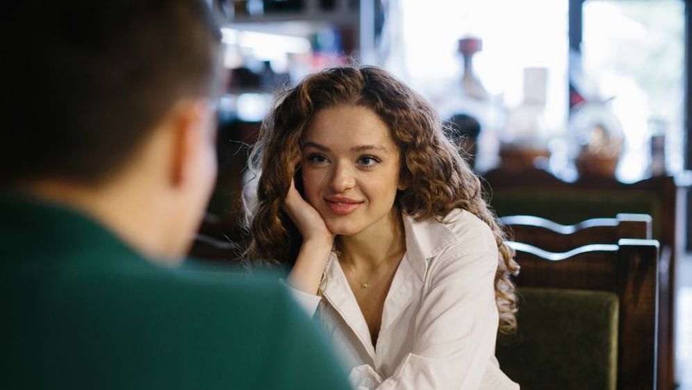 Djevojka zaljubljeno gleda u dečka