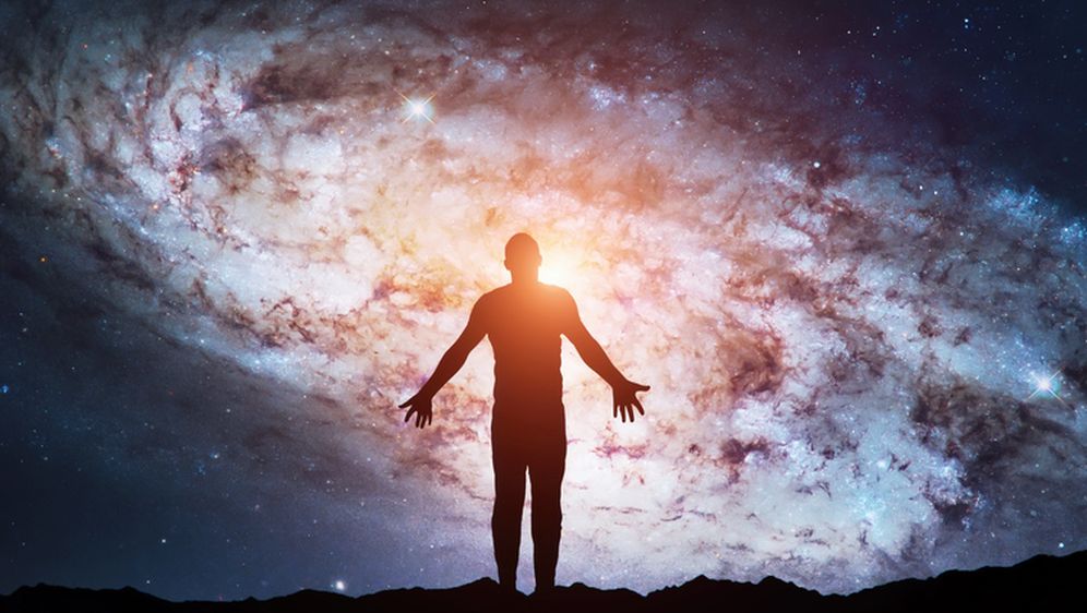 Silueta čovjeka koji promatra zvjezdano nebo, ilustracija