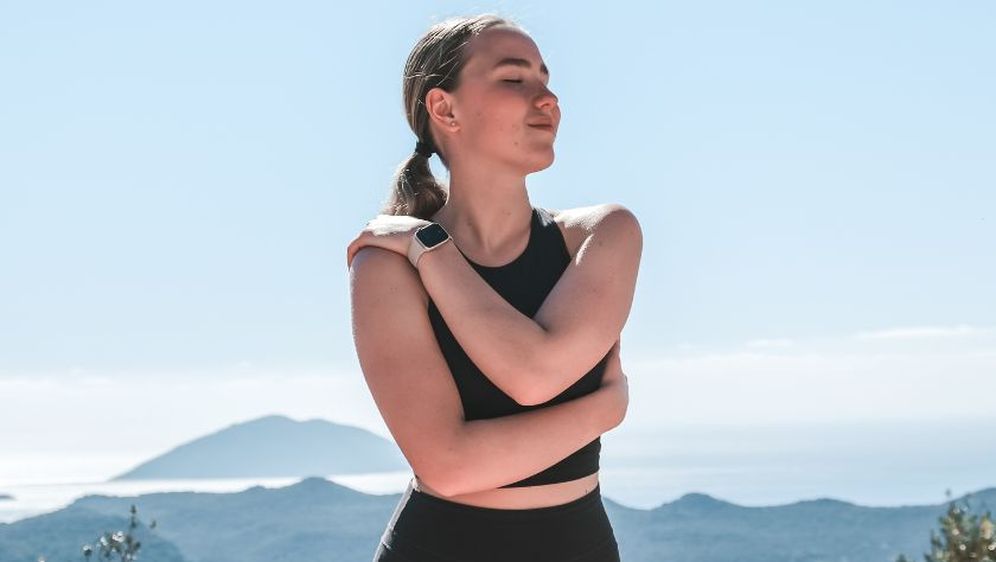 Djevojka grli samu sebe