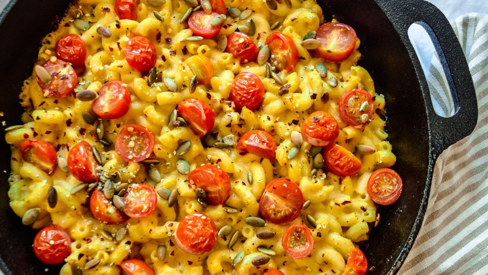 Tjestenina od leće začinjena s prehrambenim kvascem te poslužena s bučinim i konopljinim sjemenkama puna je proteina