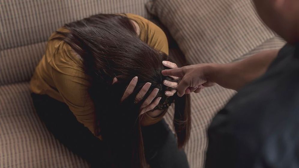 Muškarac upire prstom u djevojku