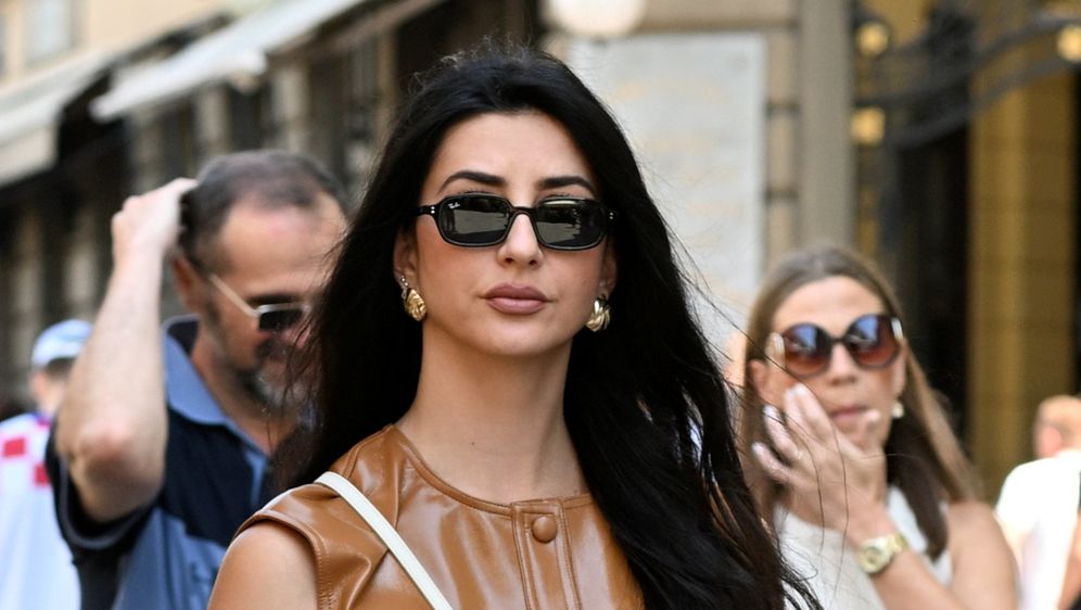 Street style mama iz centra Zagreba u kožnatoj haljinici boje karamele