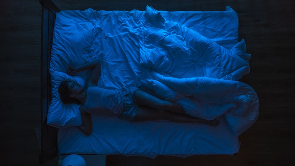 Žena spava u kravetu, ilustracija