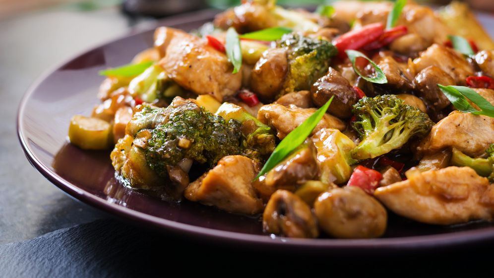 Stir fry s piletinom i brokulom