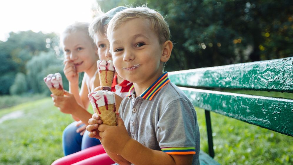 Djeca jedu sladoled