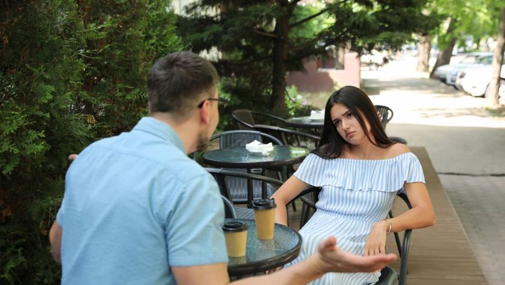 Djevojka se dosađuje na spoju