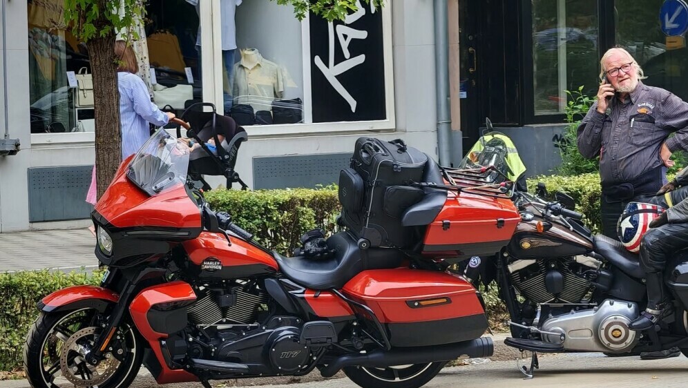 Njemački bajker na motoru vozi vepra