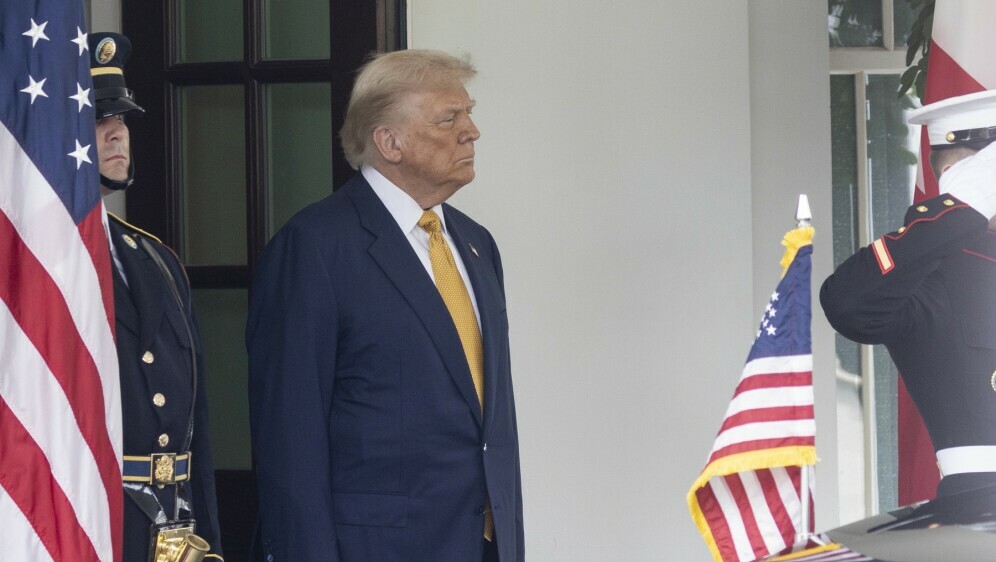 Što to skriva Donald Trump na ruci?