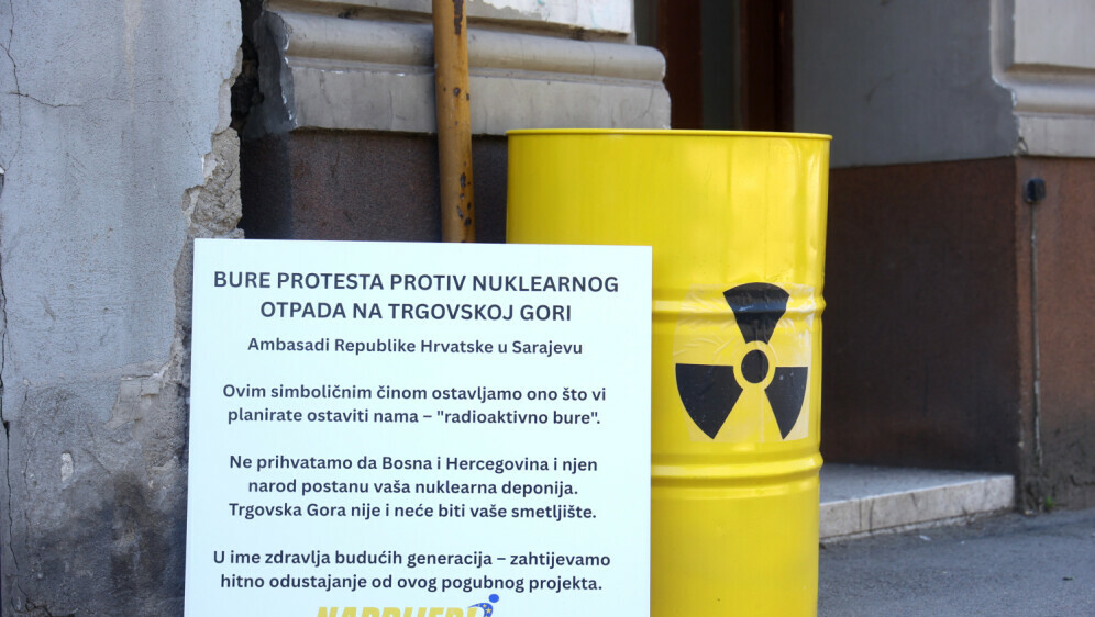 Bačva ispred veleposlanstva RH u Sarajevu